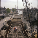 77234 Werkzaamheden voor de aanleg van de metro bij het bouwdok bij de Aelbrechtskolk, met links de Lage Erfbrug en op ...