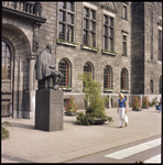 77457 Zicht op het standbeeld van Hugo de Groot voor het stadhuis aan de Coolsingel.