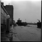 7873 Een schip op de kade voor het Havenziekenhuis aan de Haringvliet. Uit een serie foto's over de Watersnoodramp van 1953.