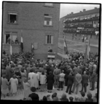 8251 Onthulling van een gedenksteen in de Bakoestraat in Hoogvliet. Uit een serie over de Opbouwdag.