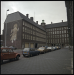 83594 Het hoofdbureau van de politie aan het Doelwater met de muurschildering Touwspringend Meisje van kunstenaar Co ...