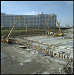 84678 Het storten van beton tijdens de bouw van de ondergrondse rioolwaterzuivering Dokhaven in het Dokhavenpark. Op de ...