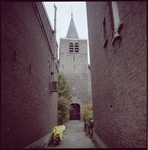 84705 De Oude Kerk in Charlois aan de Charloisse Kerksingel, gezien vanuit een steeg tussen twee gebouwen aan de Kaatsbaan.