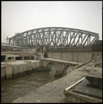 85075 Het Bolwerk met herstelwerkzaamheden aan het voormalige brughoofd van de Willemsbrug. Op de achtergrond tussen de ...