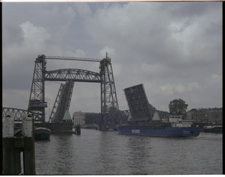 86068 Zicht op de Koningshaven met een openstaande Koniginnebrug en daarachter de Hefbrug ofwel Koningshavenbrug. In ...