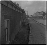 8704 Verzakte woningen aan de Kleinpolderkade langs de Rotterdamse Schie, op de achtergrond enkele bedrijfspanden aan ...