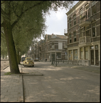 87520 Zicht op de Plantageweg met rechts de Naaldwijkstraat in Kralingen. Links een gedeelte van het park de Nieuwe Plantage.