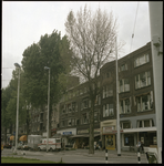 87576 Het Mathenesserplein met aan de rechterkant enkele bedrijfspanden en daarboven woningen.