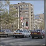 90507 Zicht op het flatgebouw aan de Rochussenstraat, met links de 's-Gravendijkwal. Op de voorgrond auto's voor een ...