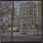 90508 Zicht op een flatgebouw aan de Rochussenstraat, met links en rechts de 's-Gravendijkwal.