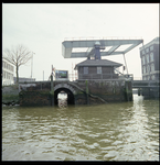 99446 De Binnenhavenbrug, gezien vanaf het water van de Koningshaven. Rechts is een stukje van het Poortgebouw zichtbaar.