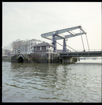 99448 De Binnenhavenbrug, gezien vanaf het water van de Koningshaven. Links op de achtergrond het douanekantoor aan de ...