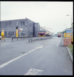 99914 Een vrachtwagen met twee open containers bij een weegbrug van Afvalverwerking Rijnmond (AVR) in de Botlek.