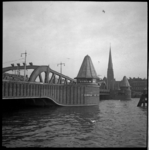 AO-103 De Koninginnebrug over de Koningshaven, met op de achtergrond het Stieltjesplein met de Stieltjeskerk (kerk van ...