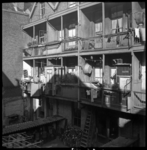 AO-131 Zicht op de achtergevels en de balkonnen van de woningen aan de Van Reynstraat in Oud-Crooswijk.
