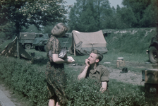 185 Vrouw in gesprek met Canadese militair van de 1e Canadese divisie die hun kampement hebben opgeslagen aan de ...