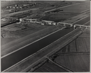 1967-646 Luchtopname van de Hartelsluizen bij het haven- en industriegebied de Botlek, met in het midden de Hartelbrug ...