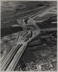 1967-650 Luchtopname van Europoort-Oost, met in het midden de Calandbrug in aanbouw bij het Calandkanaal, van voor naar ...