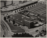1968-1726 Luchtopname van de bedrijfsgebouwen van de Handelscompagnie N.V. aan de Doklaan (linksonder), en rechts de ...