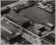 1968-1728 Luchtopname van de Lingehaven en omgeving met vooraan het bedrijfspand van Van Dijk's Scheepsuitrustingen aan ...
