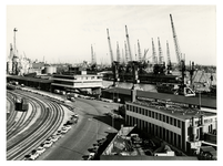 1968-581 Overzicht vanaf de watertoren te Delfshaven op de Schiehavenweg naast de spoorlijn en de Schiehaven. Op de ...