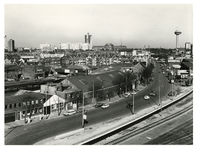 1968-582 Overzicht vanaf de watertoren in Delfshaven van de Westzeedijk en daarachter de Middenkous. Op de achtergrond ...