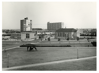 1968-782 Overzicht van het centrum van Hoogvliet, met rechts de Vaste Burchtkerk aan de Overhage. In het midden van ...