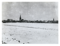 1968-987 Overzicht van het dorp Overschie, met op de voorgrond besneeuwde weilanden. Op de achtergrond in het midden de ...