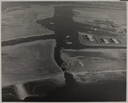 1969-693 Luchtopname van het Beerkanaal, met links Maasvlakte, en rechts de British Petroleum Raffinaderij Nederland ...
