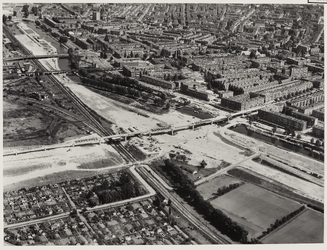 1969-871 Luchtopname van de omgeving van het in aanbouw zijnde tramviaduct aan de Schieweg, komend van rechts naar ...