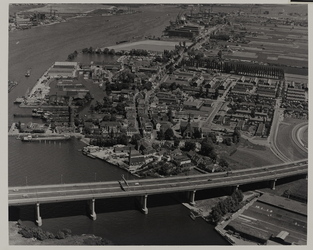 1970-121 Luchtopname van IJsselmonde, met op de voorgrond de Van Brienenoordbrug met daaroverheen Rijksweg 16 (A16), en ...
