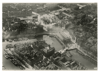 1970-1840 Luchtopname van de omgeving van de Wijnhaven (links) en de Leuvehaven op het einde, in midden de Gedempte ...