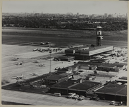 1970-2560 Luchtopname van Vliegveld Zestienhoven, met links vooraan een aantal vliegtuigen, en verderop het Park ...