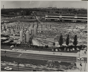 1970-2593 Luchtopname van het in aanbouw zijnde winkelcentrum Zuidplein, met op de voorgrond de Strevelsweg. Verderop ...