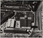 1970-2601 Luchtopname van het Bouwcentrum aan de Diergaardesingel, rechts het Weena met de Weenatunnel en op de ...