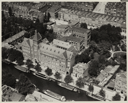 1970-566 Luchtopname van het Sint-Franciscusziekenhuis aan de Rotterdamse Schie. Op de achtergrond woningen in de ...