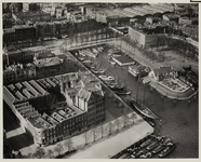 1970-568 Luchtopname van de Veerhaven vol met schepen en links de Westerkade. Op de achtergrond het Westplein, en ...