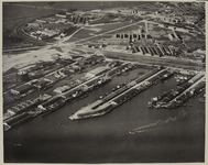 1970-577 Luchtopname van Nieuw-Mathenesse met het havengebied, van links naar rechts, de Keilehaven, de Lekhaven, de ...
