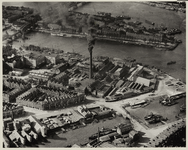 1970-602 Luchtopname van de Nassauhaven, met links de Nassauhaven Westzijde, op de voorgrond de Nassaubrug en in de ...