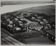 1970-616 Luchtopname van Poortugaal, met op de voorgrond het krankzinnigen gesticht 'Maasoord', later Delta ...