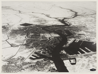 1970-625 Luchtopname vanaf 3000 meter hoogte van Rotterdam, met links op de voorgrond een gedeelte van Schiedam en ...