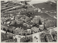 1970-640 Luchtfoto van het Bergwegziekenhuis en omgeving, met op de voorgrond de Bergweg en daarachter de ...