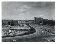 1971-1359 Overzicht vanaf de 6e etage van het Verzamelgebouw Zuid aan de Strevelsweg van het winkelcentrum Zuidplein in ...