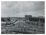 1971-1364 Overzicht vanaf het Verzamelgebouw Zuid van de Strevelsweg (van links naar rechts), en in het midden het ...