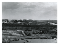 1971-1947 Overzicht van de wijk Het Lage Land, vanaf uitkijkstelling staande op Rijksweg 20 (A20), met daarvoor de ...