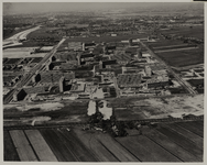 1971-551d Luchtopname van het noordelijk deel van de woonwijk Ommoord, waar grote flatgebouwen staan, tussen de ...