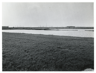 1972-1196 Overzicht van het grondgebied ten westen van de Schinkeldijk, met op de achtergrond links het koelhuis bij de ...
