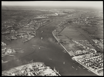 1972-136 Luchtopname van de Nieuwe Waterweg, met onder gedeelte van het Scheur dat de Nieuwe Maas met Nieuwe Waterweg ...