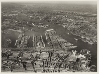 1972-137 Luchtopname van een gedeelte van Charlois en verderop de Waalhaven. In het midden naar achteren de Nieuwe ...