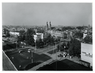 1972-2041 Overzicht vanaf het kruispunt Westblaak-Rochussenstraat van het Eendrachtsplein met het politiebureau. Op de ...